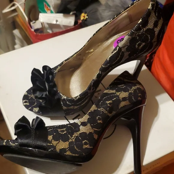 Elegant Black Lace Women's Heels - Picture 6 of 9